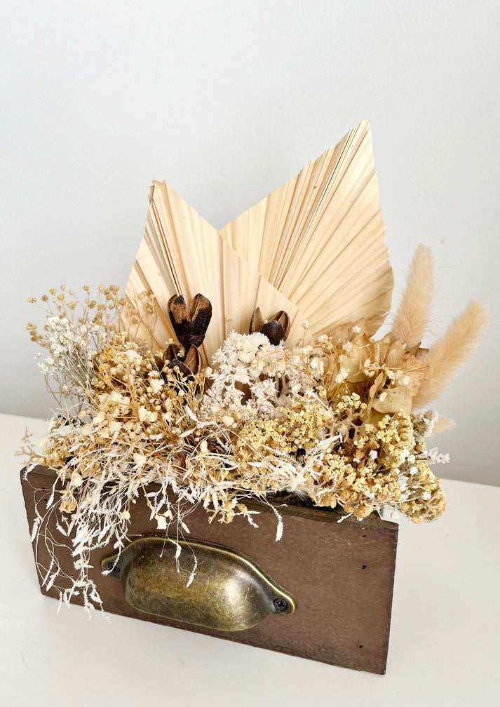 RUSTIC – Cajón marrón decorado con flor seca y preservada