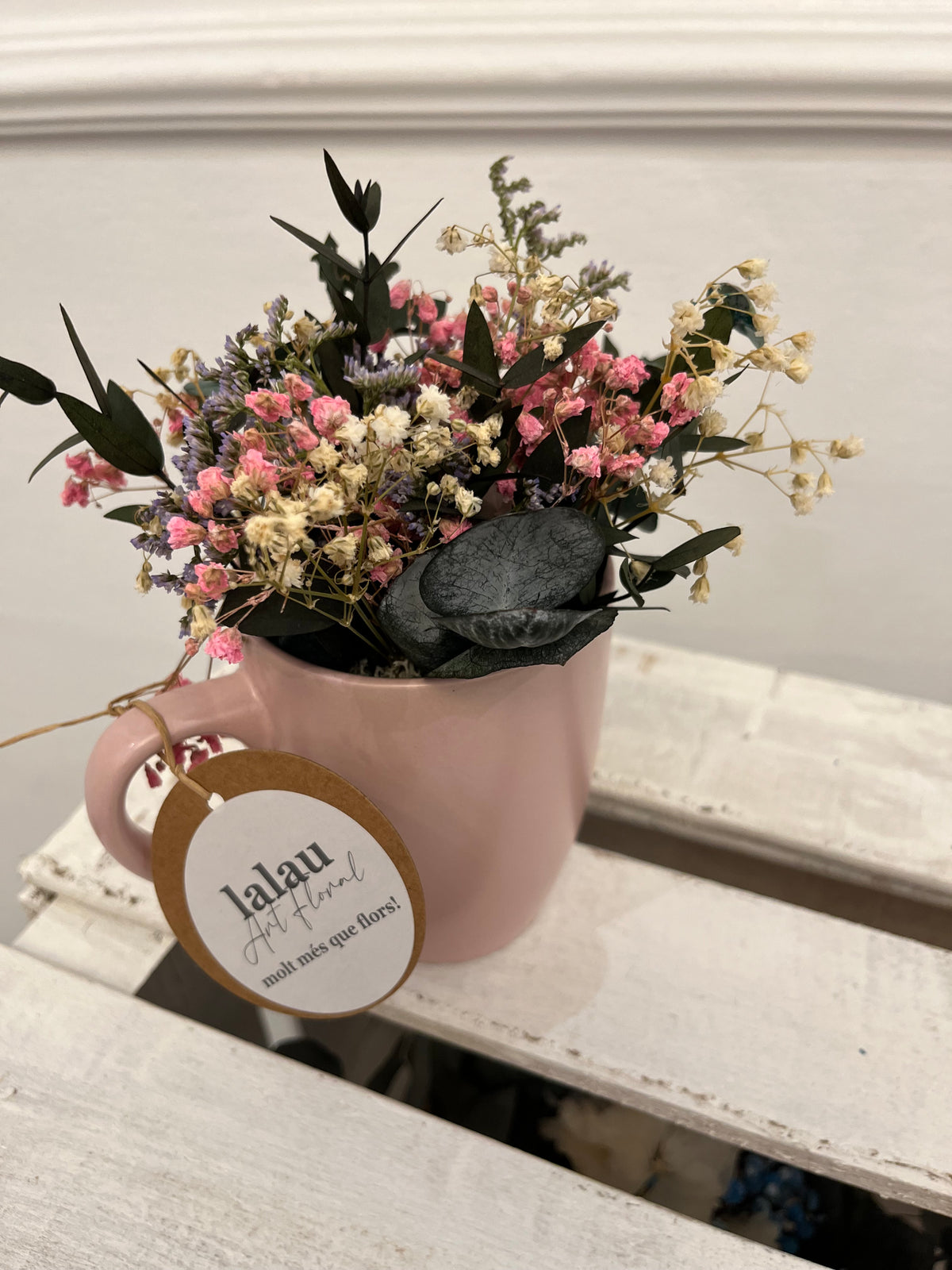 Taza rosa claro con flores preservadas
